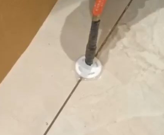 霞浦瓷砖空鼓维修公司专业解答瓷砖在铺贴过程中，如果没有涂抹均匀到位的粘结材料（如水泥砂浆或瓷砖胶），可能会导致以下问题