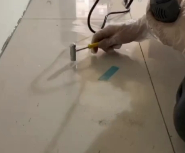 霞浦瓷砖开裂维修公司专业分享瓷砖在铺贴前如果没有沥干水分，将会导致以下问题